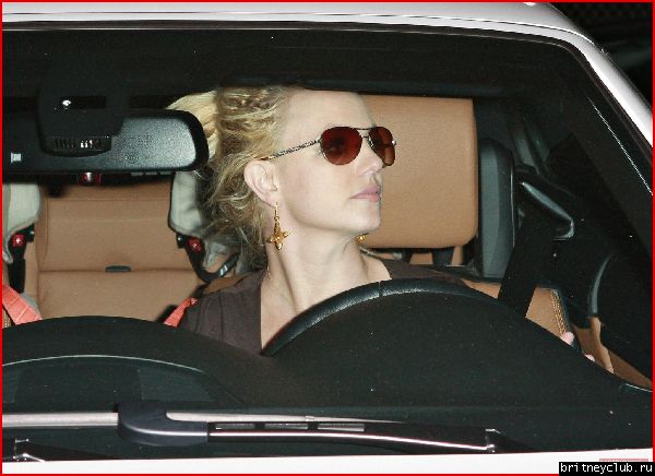 Бритни покидает танцевальную студию после встречи с кастинг-директорамиfp_1750865_britney_spears_hits_the_road_.jpg(Бритни Спирс, Britney Spears)