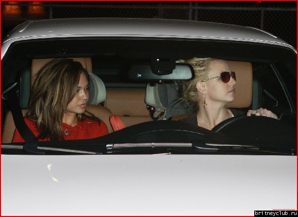 Бритни покидает танцевальную студию после встречи с кастинг-директорамиfp_1750869_britney_spears_hits_the_road_.jpg(Бритни Спирс, Britney Spears)