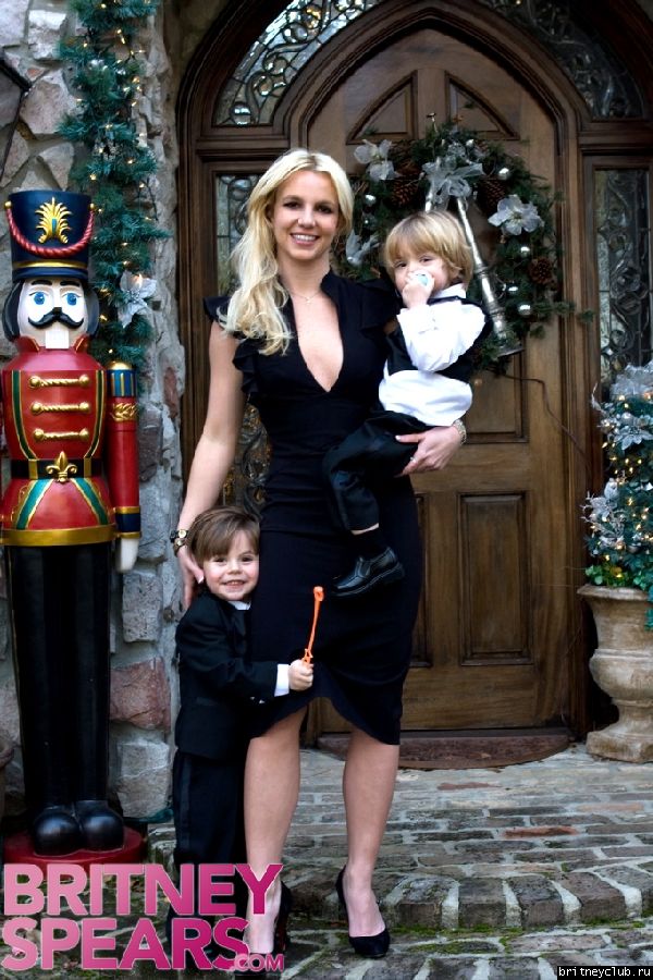 Бритни с детьми перед началом свадебной церемонии Брайана Спирсgallery_enlarged-britney-spears-boys-2.jpg(Бритни Спирс, Britney Spears)