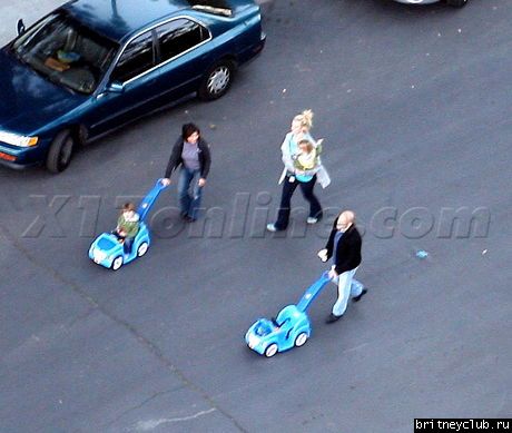 Бритни на прогулке с сыновьямиbspearsmom011009_03.jpg(Бритни Спирс, Britney Spears)
