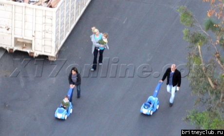 Бритни на прогулке с сыновьямиbspearsmom011009_09.jpg(Бритни Спирс, Britney Spears)