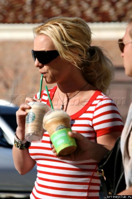 Бритни посетила кафе Starbucks10.jpg(Бритни Спирс, Britney Spears)
