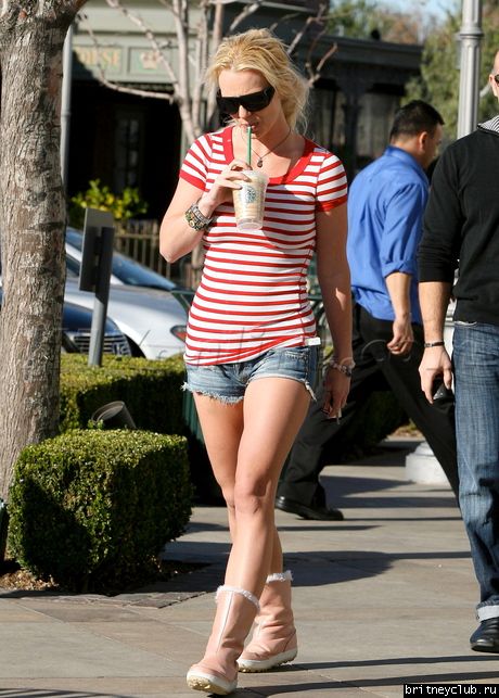 Бритни посетила кафе Starbucksbspearsstripes020209_07.jpg(Бритни Спирс, Britney Spears)