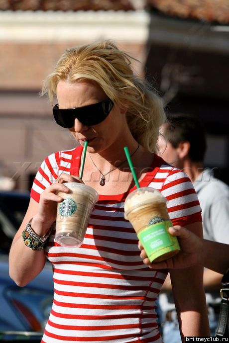 Бритни посетила кафе Starbucksbspearsstripes020209_08.jpg(Бритни Спирс, Britney Spears)