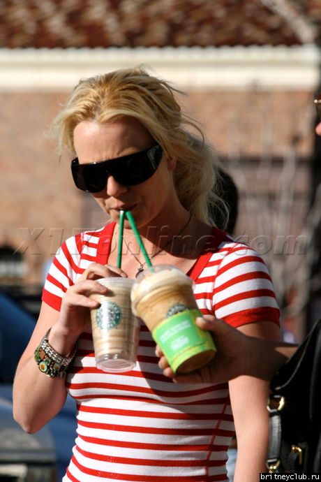 Бритни посетила кафе Starbucksbspearsstripes020209_13.jpg(Бритни Спирс, Britney Spears)