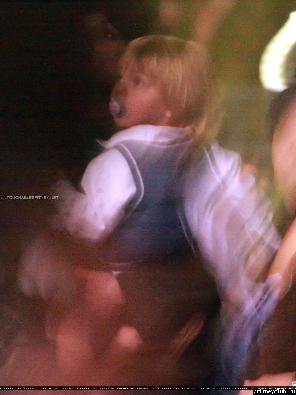 Бритни с детьми смотрят фейерверк в Диснейленде в Орландо2.jpg(Бритни Спирс, Britney Spears)