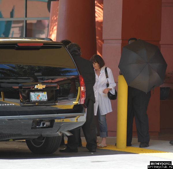 Брит уезжает из детской больницы Miami Children