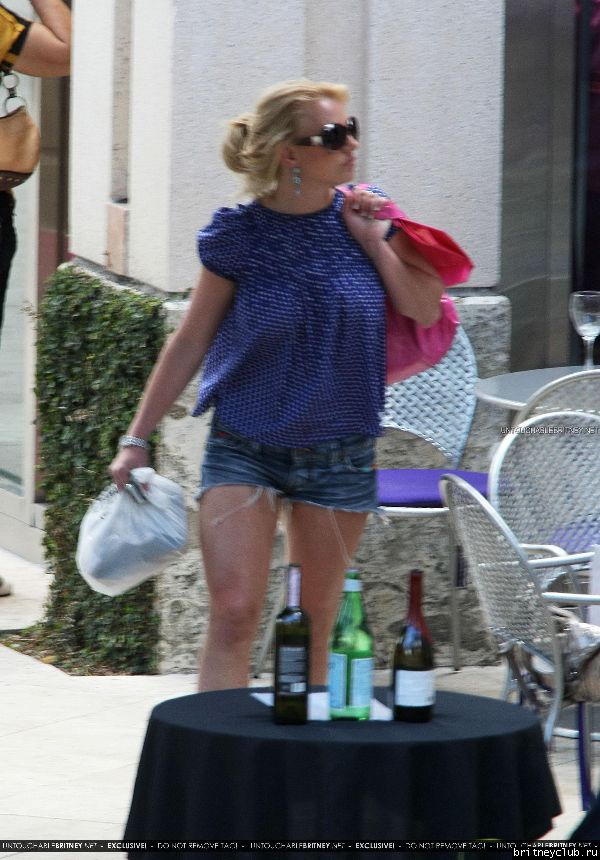 Бритни вернулась в гостиницу после шоппинга07.jpg(Бритни Спирс, Britney Spears)