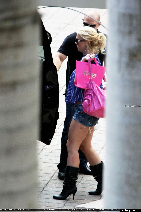 Бритни вернулась в гостиницу после шоппинга10.jpg(Бритни Спирс, Britney Spears)
