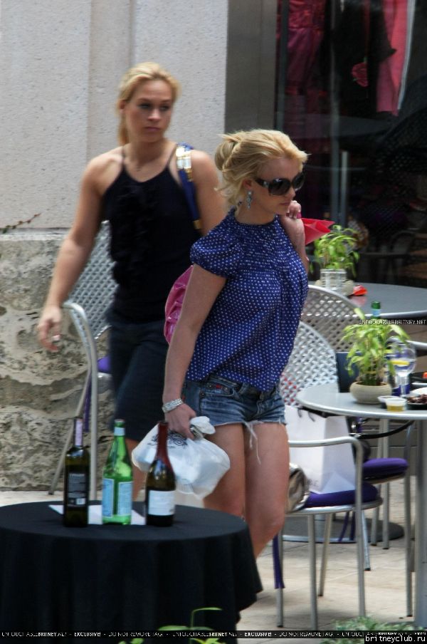 Бритни вернулась в гостиницу после шоппинга14.jpg(Бритни Спирс, Britney Spears)