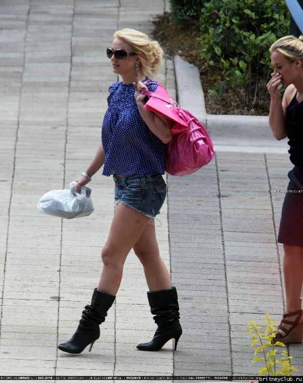 Бритни вернулась в гостиницу после шоппинга16.jpg(Бритни Спирс, Britney Spears)