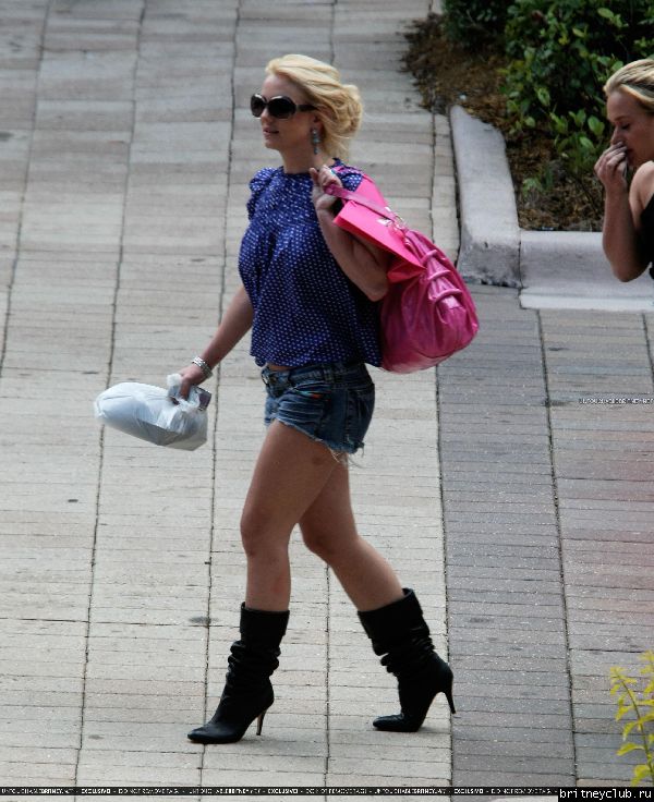 Бритни вернулась в гостиницу после шоппинга17.jpg(Бритни Спирс, Britney Spears)