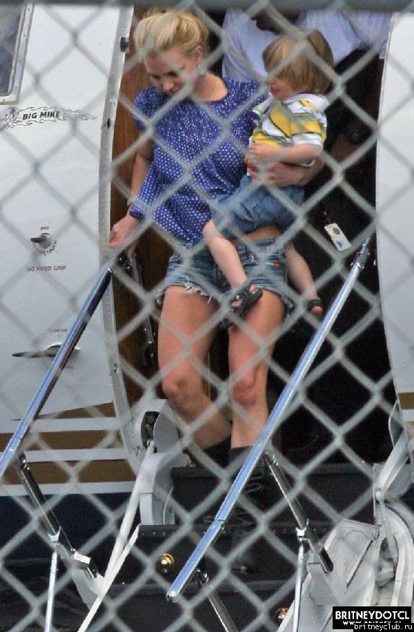 Бритни с детьми и отцом прилетели в Майями5.jpg(Бритни Спирс, Britney Spears)