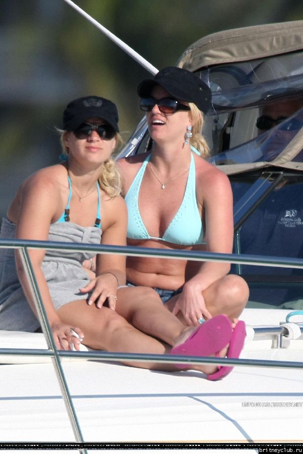 Бритни проводит время на яхте04.jpg(Бритни Спирс, Britney Spears)