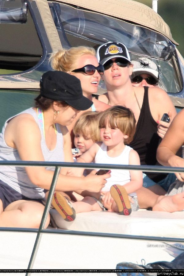 Бритни проводит время на яхте10.jpg(Бритни Спирс, Britney Spears)