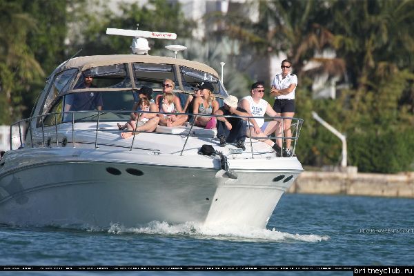 Бритни проводит время на яхте14.jpg(Бритни Спирс, Britney Spears)