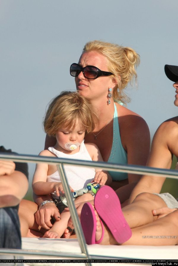 Бритни проводит время на яхте17.jpg(Бритни Спирс, Britney Spears)