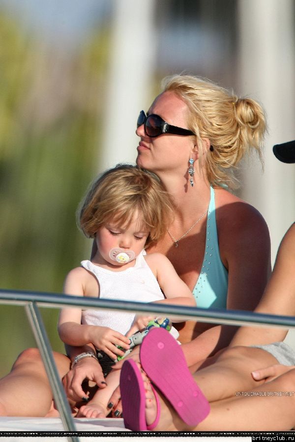 Бритни проводит время на яхте18.jpg(Бритни Спирс, Britney Spears)