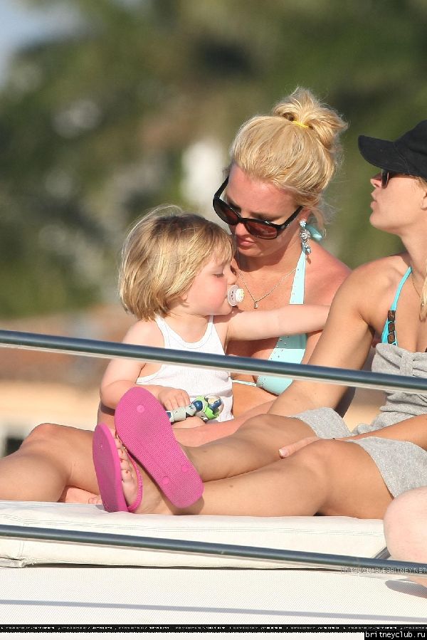 Бритни проводит время на яхте19.jpg(Бритни Спирс, Britney Spears)