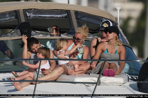 Бритни проводит время на яхте21.jpg(Бритни Спирс, Britney Spears)