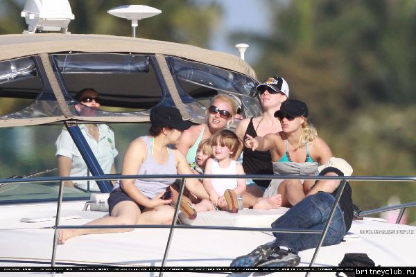 Бритни проводит время на яхте24.jpg(Бритни Спирс, Britney Spears)
