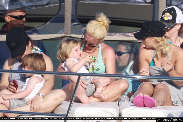 Бритни проводит время на яхте27.jpg(Бритни Спирс, Britney Spears)