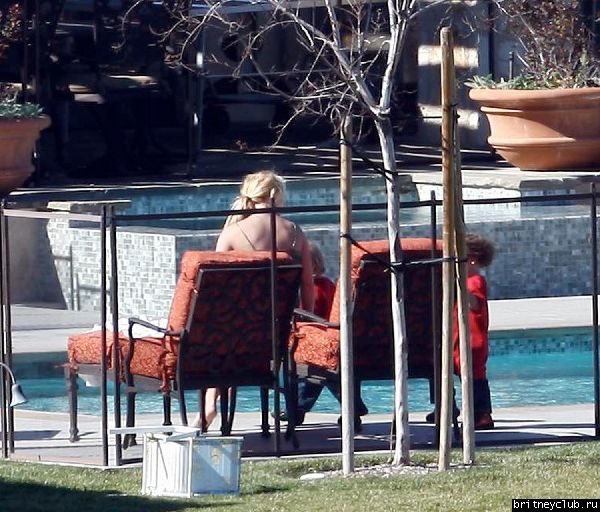 Эксклюзив: 25 февраля Бритни отдыхает во дворе дома в Calabasas02.jpg(Бритни Спирс, Britney Spears)
