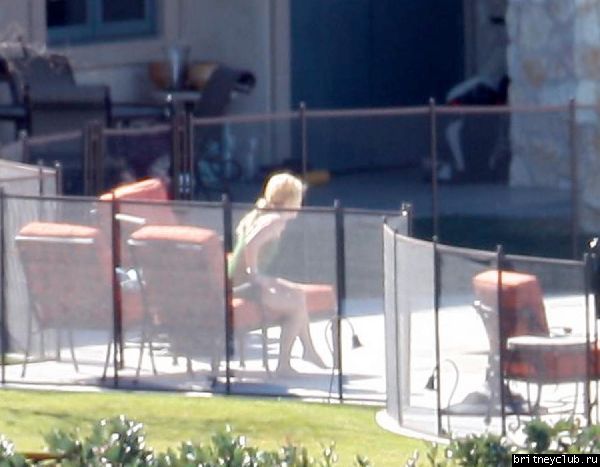 Эксклюзив: 25 февраля Бритни отдыхает во дворе дома в Calabasas03.jpg(Бритни Спирс, Britney Spears)