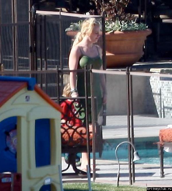 Эксклюзив: 25 февраля Бритни отдыхает во дворе дома в Calabasas04.jpg(Бритни Спирс, Britney Spears)