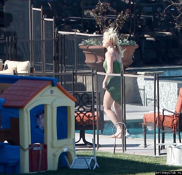 Эксклюзив: 25 февраля Бритни отдыхает во дворе дома в Calabasas05.jpg(Бритни Спирс, Britney Spears)