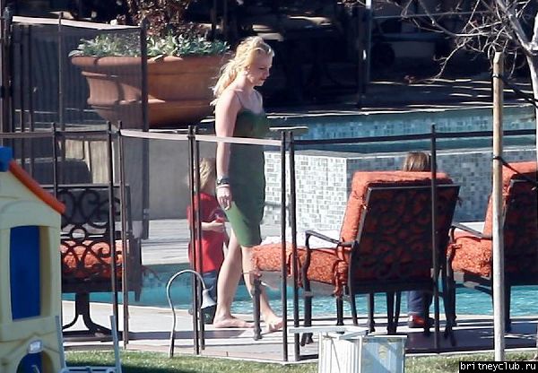 Эксклюзив: 25 февраля Бритни отдыхает во дворе дома в Calabasas06.jpg(Бритни Спирс, Britney Spears)