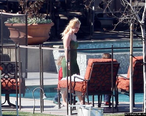 Эксклюзив: 25 февраля Бритни отдыхает во дворе дома в Calabasas07.jpg(Бритни Спирс, Britney Spears)