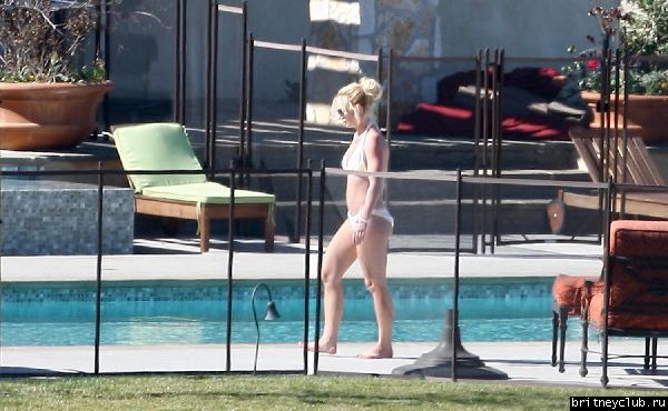 Эксклюзив: 25 февраля Бритни отдыхает во дворе дома в Calabasas33.jpg(Бритни Спирс, Britney Spears)