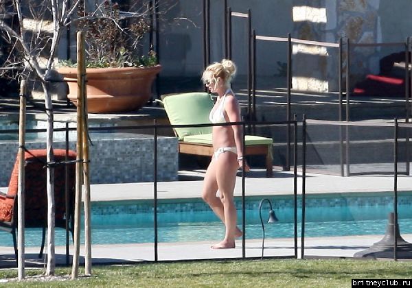 Эксклюзив: 25 февраля Бритни отдыхает во дворе дома в Calabasas34.jpg(Бритни Спирс, Britney Spears)