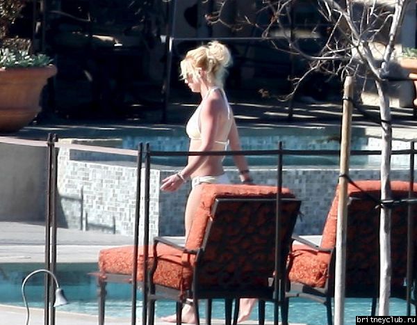 Эксклюзив: 25 февраля Бритни отдыхает во дворе дома в Calabasas35.jpg(Бритни Спирс, Britney Spears)