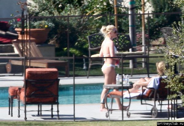 Эксклюзив: 25 февраля Бритни отдыхает во дворе дома в Calabasas36.jpg(Бритни Спирс, Britney Spears)