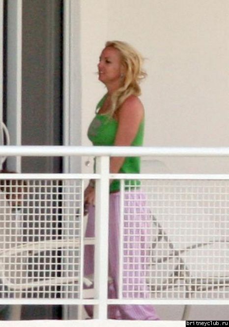 Эксклюзив: 11 марта Бритни  в пижаме на балконе отеля в Майами2.jpg(Бритни Спирс, Britney Spears)