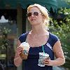 Бритни в Starbucks в Woodland Hills в Лос-Анджелесе