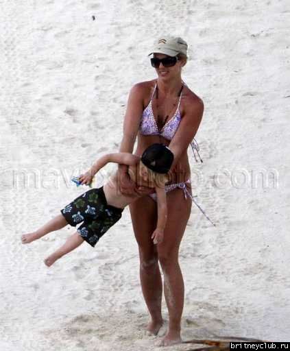 Бритни с детьми отдыхает на пляже002.jpg(Бритни Спирс, Britney Spears)