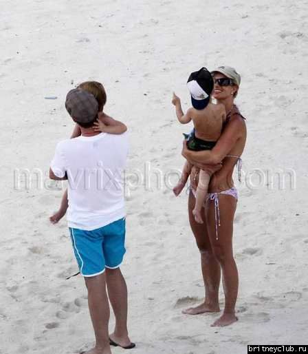 Бритни с детьми отдыхает на пляже004.jpg(Бритни Спирс, Britney Spears)