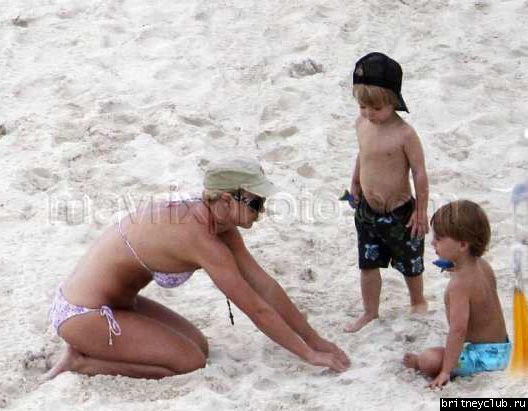 Бритни с детьми отдыхает на пляже006.jpg(Бритни Спирс, Britney Spears)