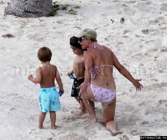 Бритни с детьми отдыхает на пляже007.jpg(Бритни Спирс, Britney Spears)