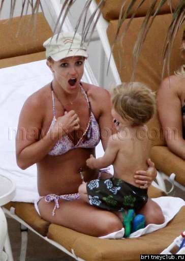 Бритни с детьми отдыхает на пляже010.jpg(Бритни Спирс, Britney Spears)