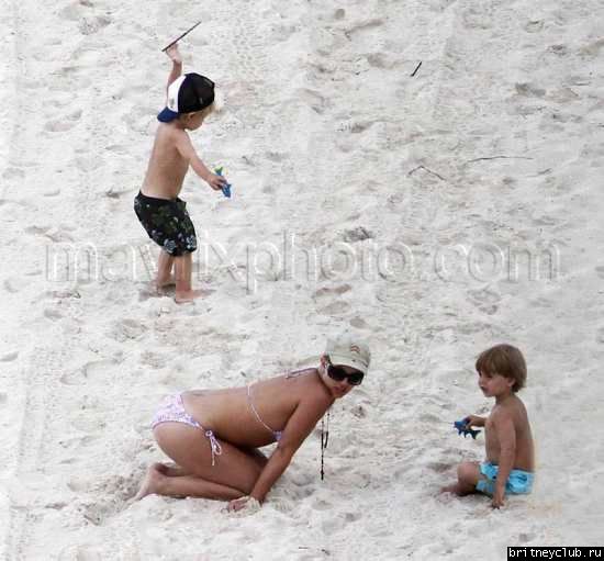 Бритни с детьми отдыхает на пляже029.jpg(Бритни Спирс, Britney Spears)