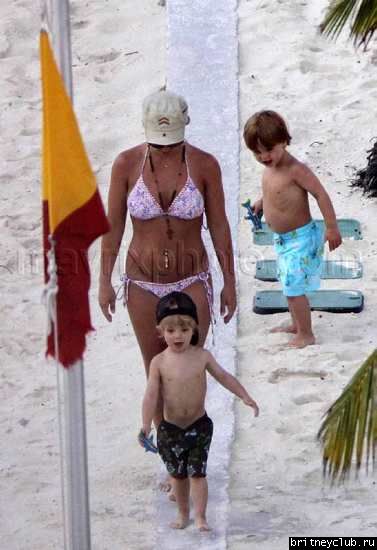 Бритни с детьми отдыхает на пляже034.jpg(Бритни Спирс, Britney Spears)