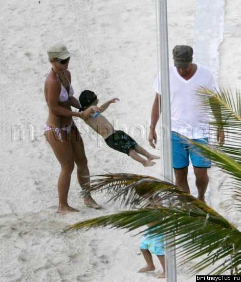 Бритни с детьми отдыхает на пляже037.jpg(Бритни Спирс, Britney Spears)