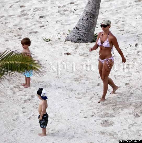 Бритни с детьми отдыхает на пляже039.jpg(Бритни Спирс, Britney Spears)