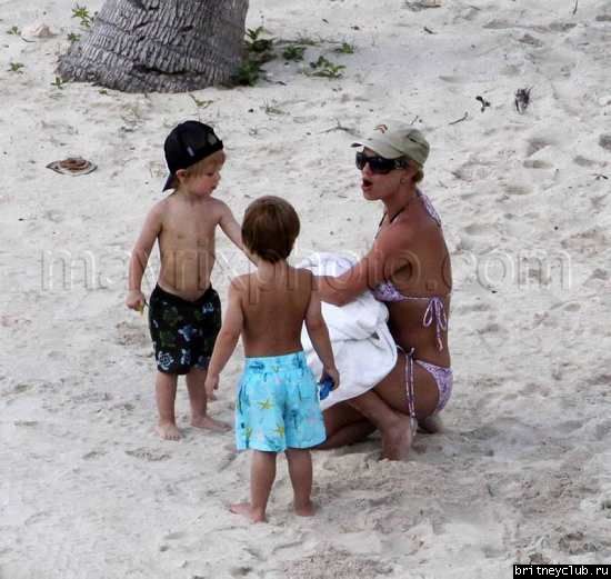 Бритни с детьми отдыхает на пляже040.jpg(Бритни Спирс, Britney Spears)