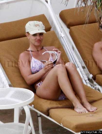 Бритни с детьми отдыхает на пляже100.jpg(Бритни Спирс, Britney Spears)