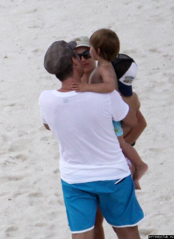 Бритни с детьми отдыхает на пляже108.jpg(Бритни Спирс, Britney Spears)